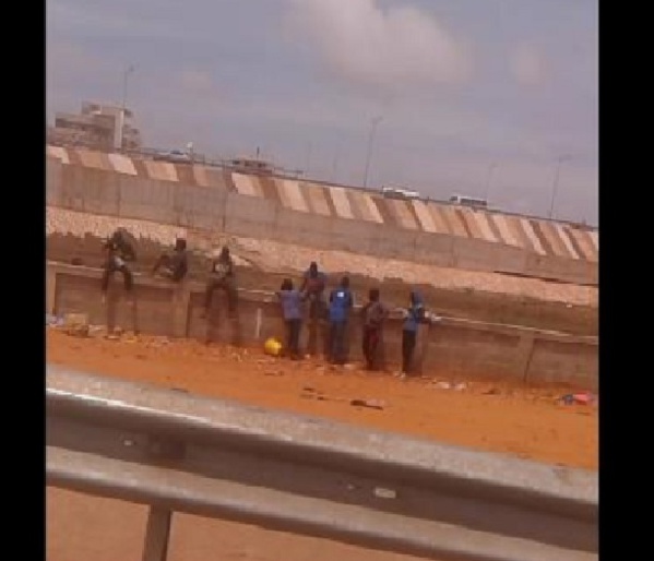 URGENT: Des petits bandits agressent des passants sur le pont de l’Emergence