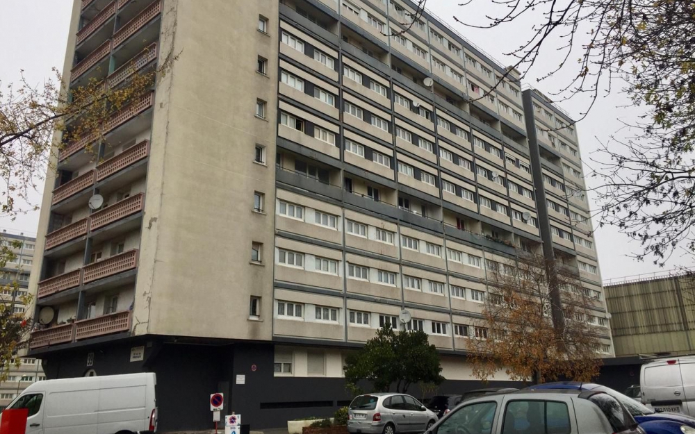 Aubervilliers, ce vendredi 16 novembre. Le drame a eu lieu au neuvième étage de cette résidence HLM dans le quartier des Quatre-Chemins. LP/V.T.