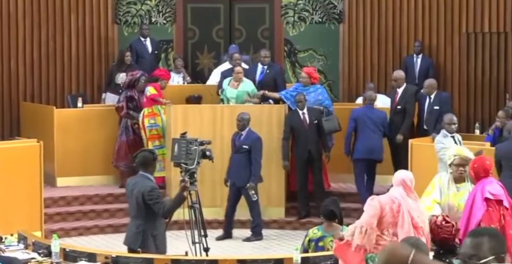 Bataille rangée à l’Assemblée nationale: les députés transforment l’hémicycle en arène de lutte
