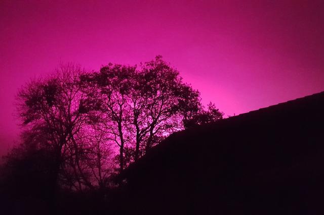 EN IMAGES - Nantes : en pleine nuit, un ciel violet intrigue les habitants
