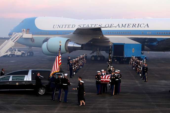 Un dernier transport en avion présidentiel (ici à l’arrivée à l’aéroport Ellington Field à Houston). Eric Gay / AP