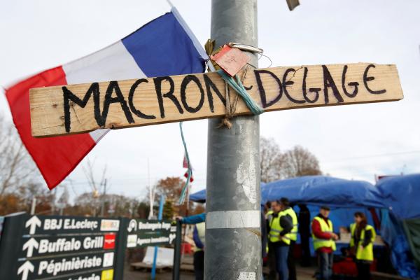 Sur un rond-point à Sainte-Eulalie non loin de Bordeaux (France), le 5 décembre 2018. REUTERS/Regis Duvignau