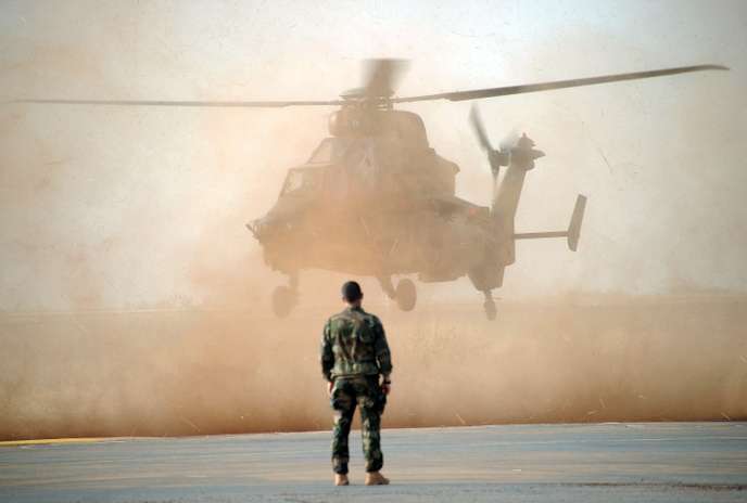 Un hélicoptère de l’armée française à Sévaré, au Mali, en février 2013. PASCAL GUYOT / AFP