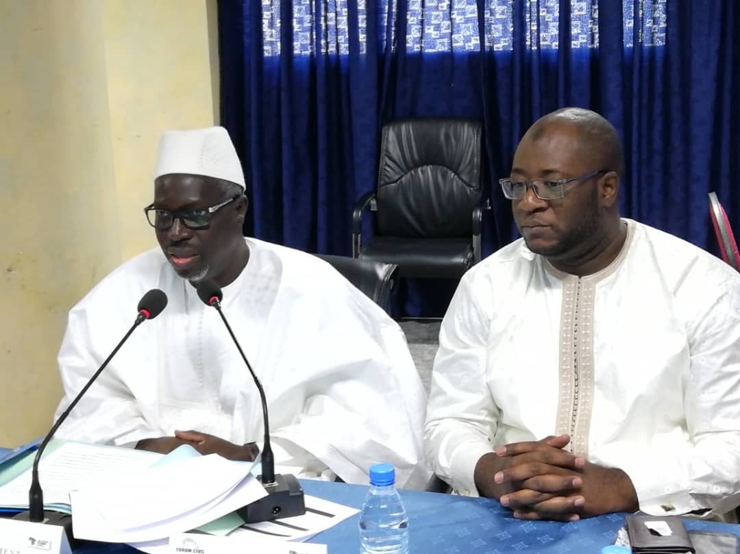 L’inspecteur principal des Impôts et Domaines, Dame Fall (à gauche) avec Birahim Seck, le coordonnateur du Forum civil.