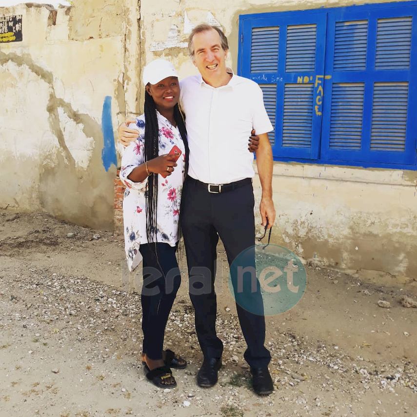 S.E.M Christophe Bigot, l'Ambassadeur de la France au Sénégal en toute complicité avec la chanteuse Maréma Fall