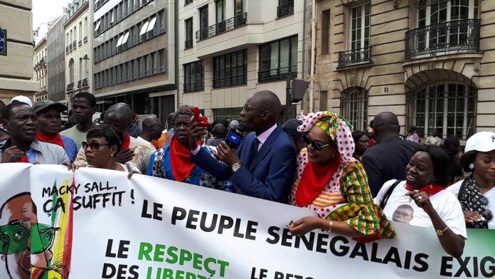 Groupe Consultatif : l’opposition vilipende Macky Sall à Paris