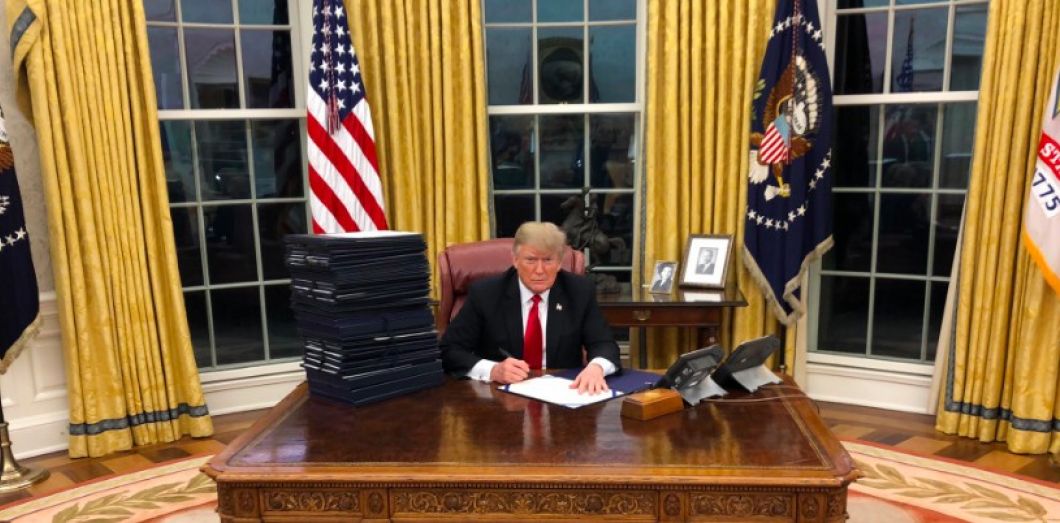 Les fabuleuses photos de Trump en train de «travailler» à son bureau