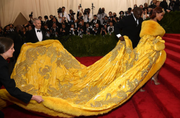 Photos : la robe extravagante de Rihanna qui fait le buzzzzzzz