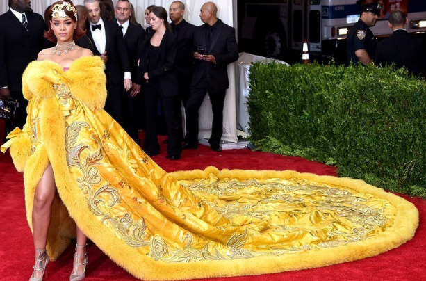 Photos : la robe extravagante de Rihanna qui fait le buzzzzzzz
