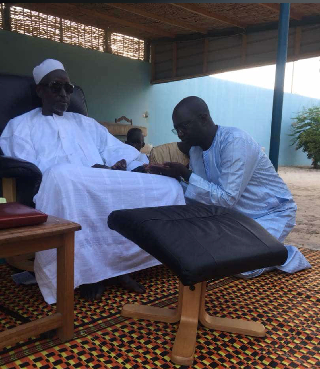 Photos : Pape Diogaye Faye, le DG de Direct info s’affiche avec son marabout Serigne Cheikh Saliou Mbacké