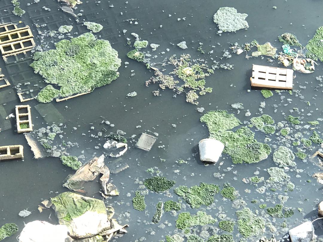 Photos : Canal d’évacuation des eaux usées barré : les habitants de la Cité Ouakam Extension pataugent dans les égouts