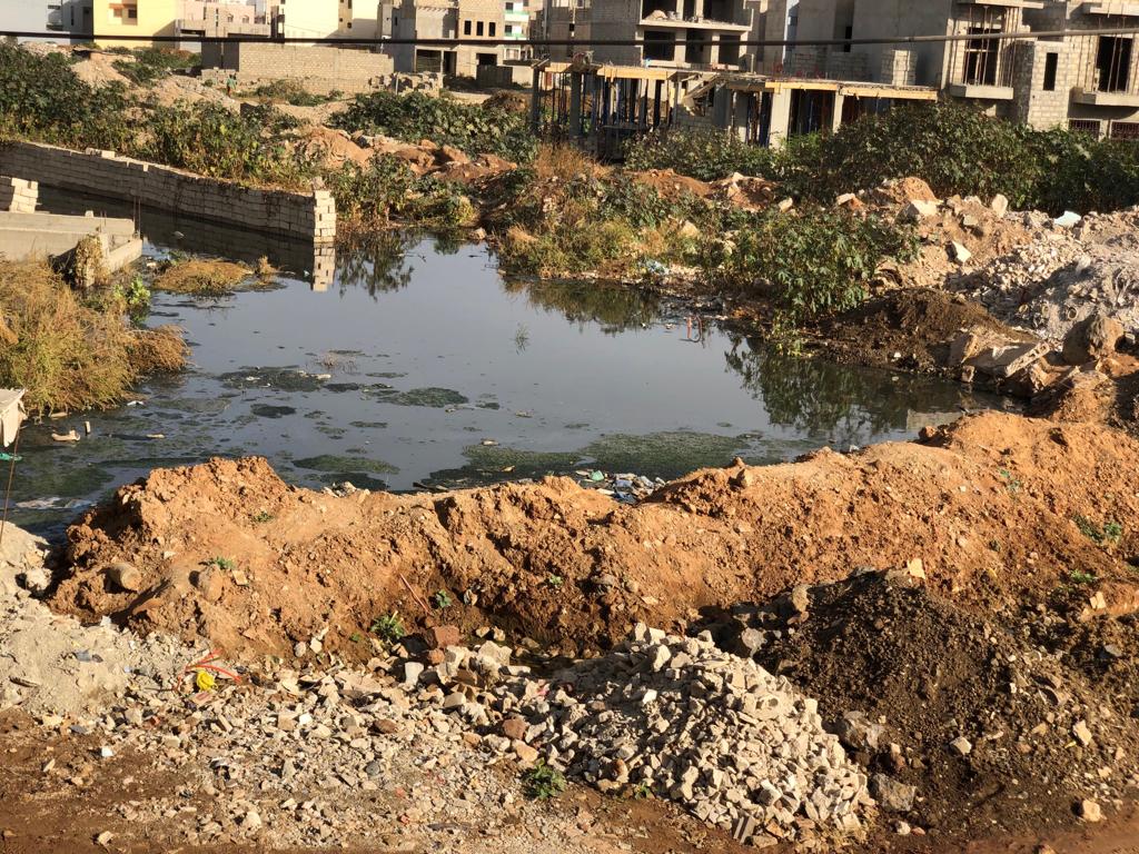 Photos : Canal d’évacuation des eaux usées barré : les habitants de la Cité Ouakam Extension pataugent dans les égouts