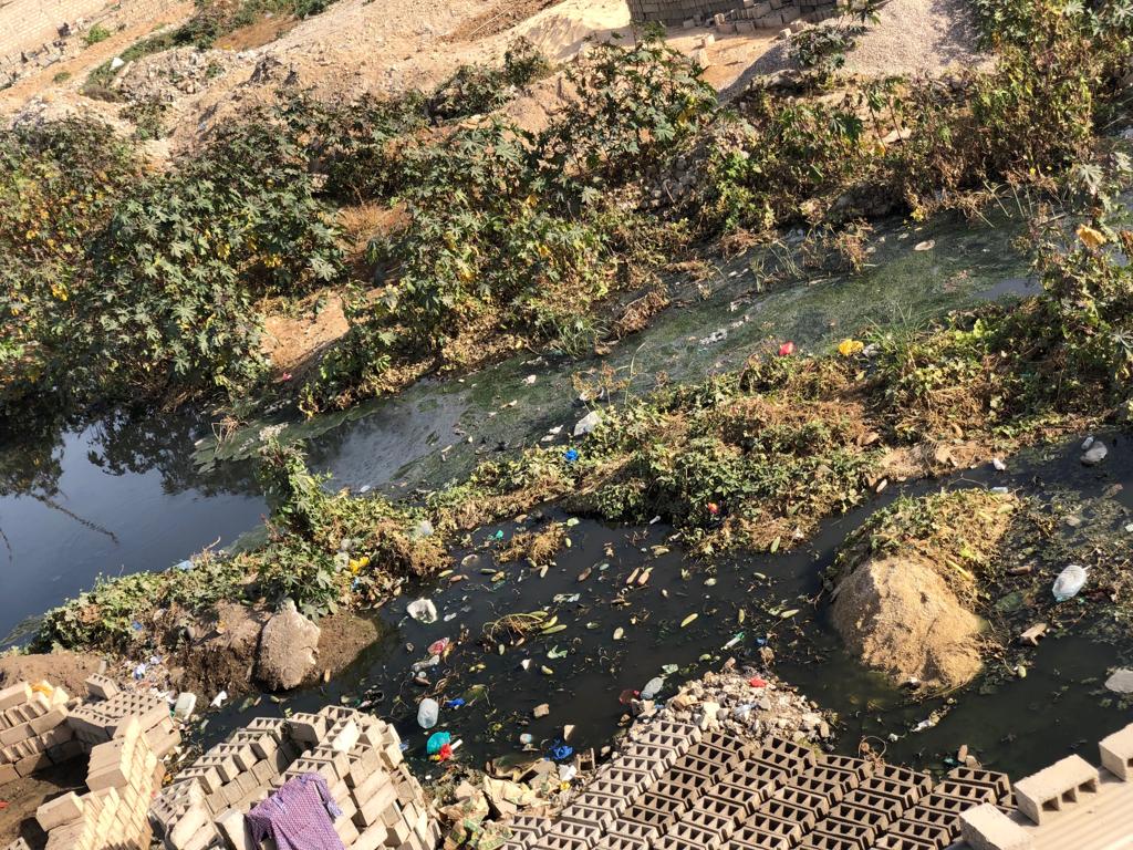 Photos : Canal d’évacuation des eaux usées barré : les habitants de la Cité Ouakam Extension pataugent dans les égouts