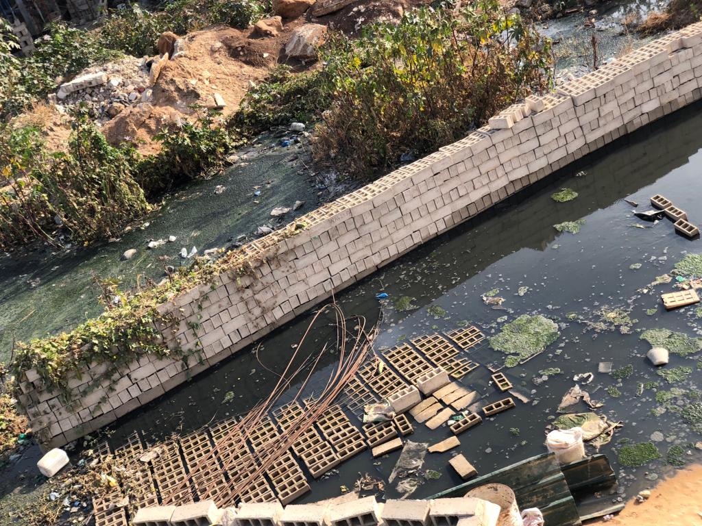 Photos : Canal d’évacuation des eaux usées barré : les habitants de la Cité Ouakam Extension pataugent dans les égouts