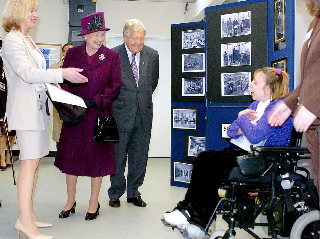 PHOTOS. Incroyable mais vrai : la reine Elizabeth II possède le même sac à main depuis 50 ans !