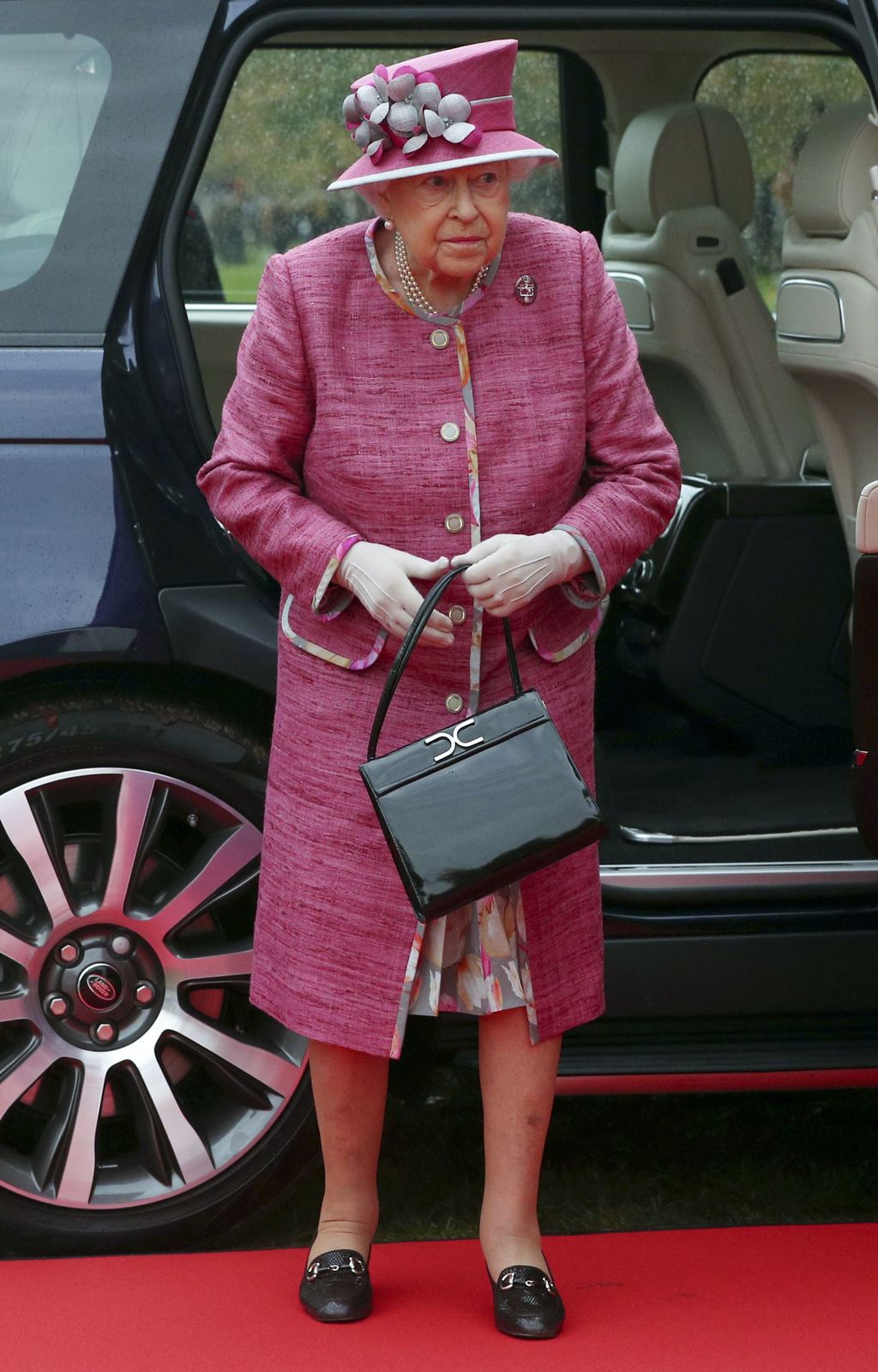 PHOTOS. Incroyable mais vrai : la reine Elizabeth II possède le même sac à main depuis 50 ans !