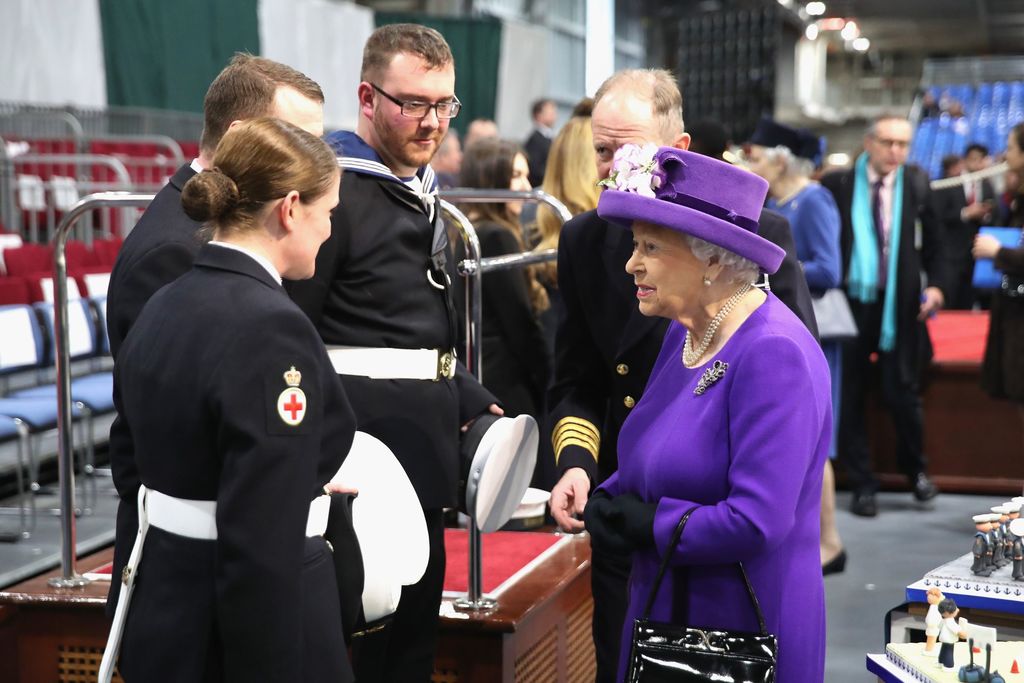 PHOTOS. Incroyable mais vrai : la reine Elizabeth II possède le même sac à main depuis 50 ans !