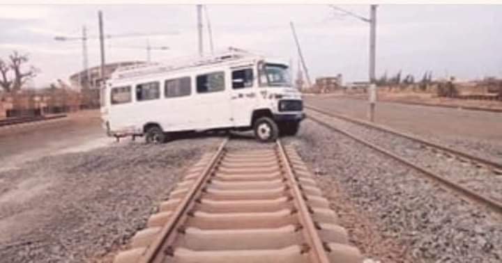 Arrêt sur image- Un car "Ndiaga Ndiaye" sur les rails du Ter (Images)