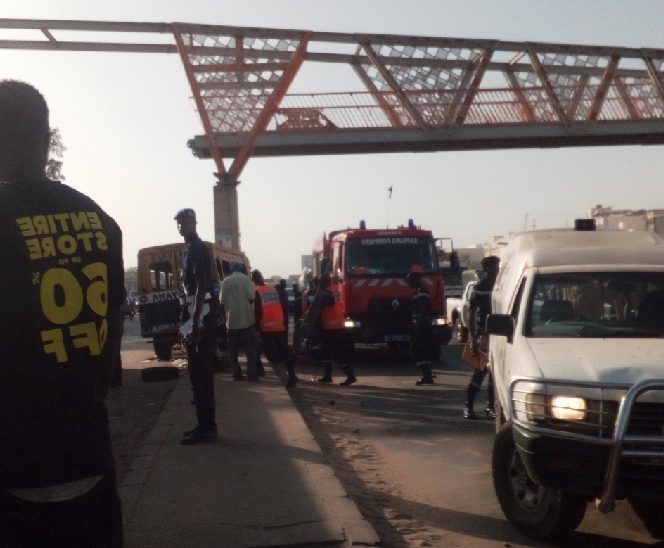 Photos- accident sur l'autoroute: un "car rapide" heurte le poteau d'une passerelle
