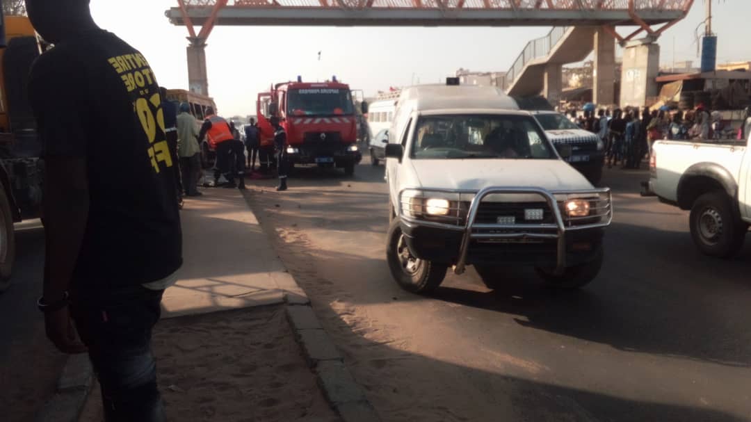 Photos- accident sur l'autoroute: un "car rapide" heurte le poteau d'une passerelle