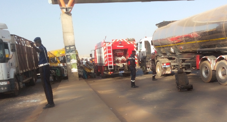 Photos- accident sur l'autoroute: un "car rapide" heurte le poteau d'une passerelle