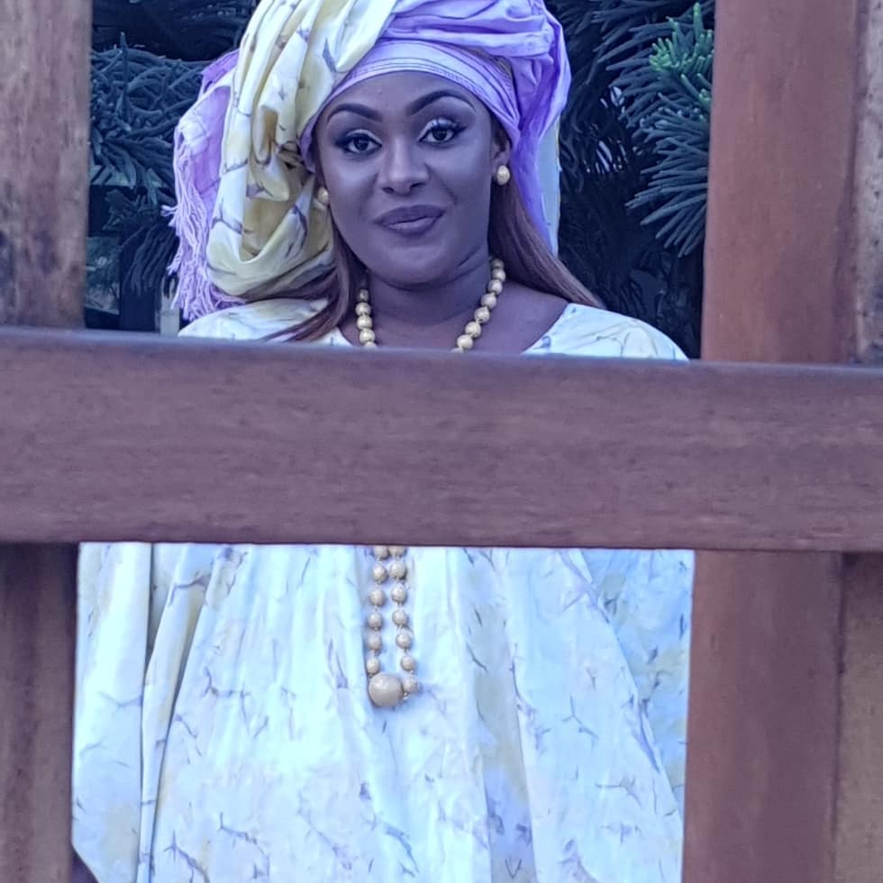 Adja s’affiche plus belle que jamais en « Sagnsé Sénégalaise »