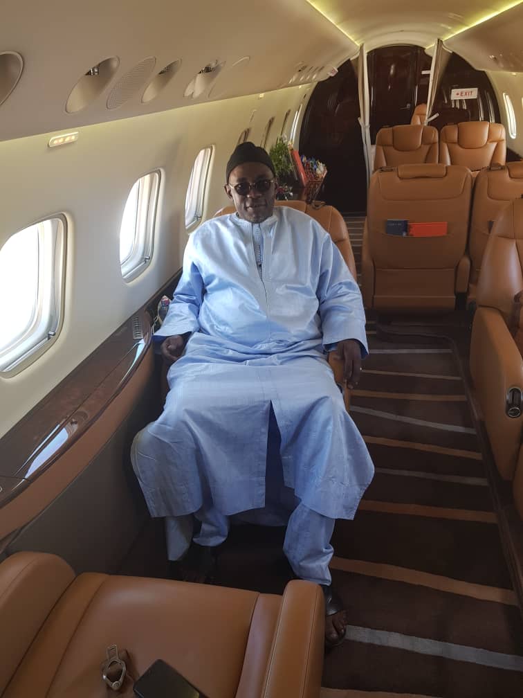 Samuel Sarr débarque à Dakar en Jet privé et prépare une déclaration importante