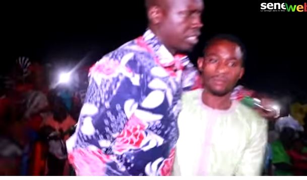 Vidéo- Au meeting du Pur, Ouzin Keïta chante  Macky Sall et échappe de peu au lynchage