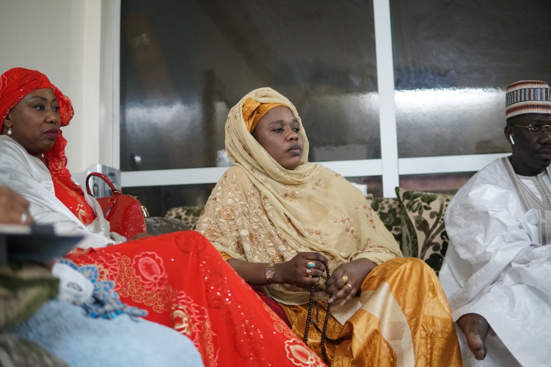 17 photos : Visite de courtoisie de Sokhna Bousso, la femme d'Aliou Sall à l'association des jeunes marabouts Mbacké Mbacké 17 photos : Visite de courtoisie de Sokhna Bousso, la femme d'Aliou Sall à l'association des jeunes marabouts Mbacké Mbacké