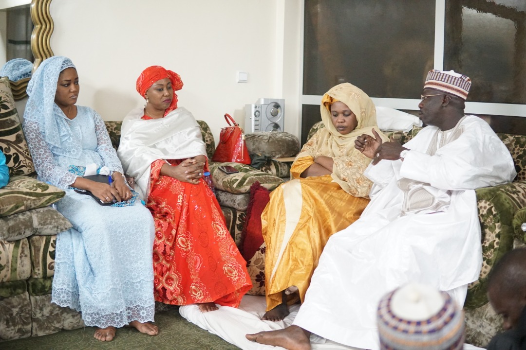 17 photos : Visite de courtoisie de Sokhna Bousso, la femme d'Aliou Sall à l'association des jeunes marabouts Mbacké Mbacké 17 photos : Visite de courtoisie de Sokhna Bousso, la femme d'Aliou Sall à l'association des jeunes marabouts Mbacké Mbacké