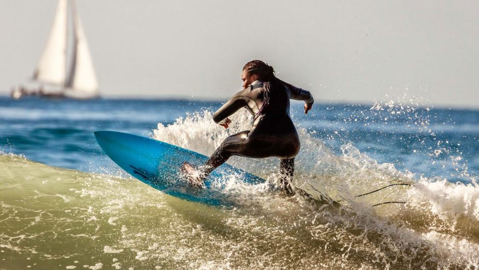 Surf: A la découverte de Khadjou Sambe, celle qui dompte les vagues californiennes !