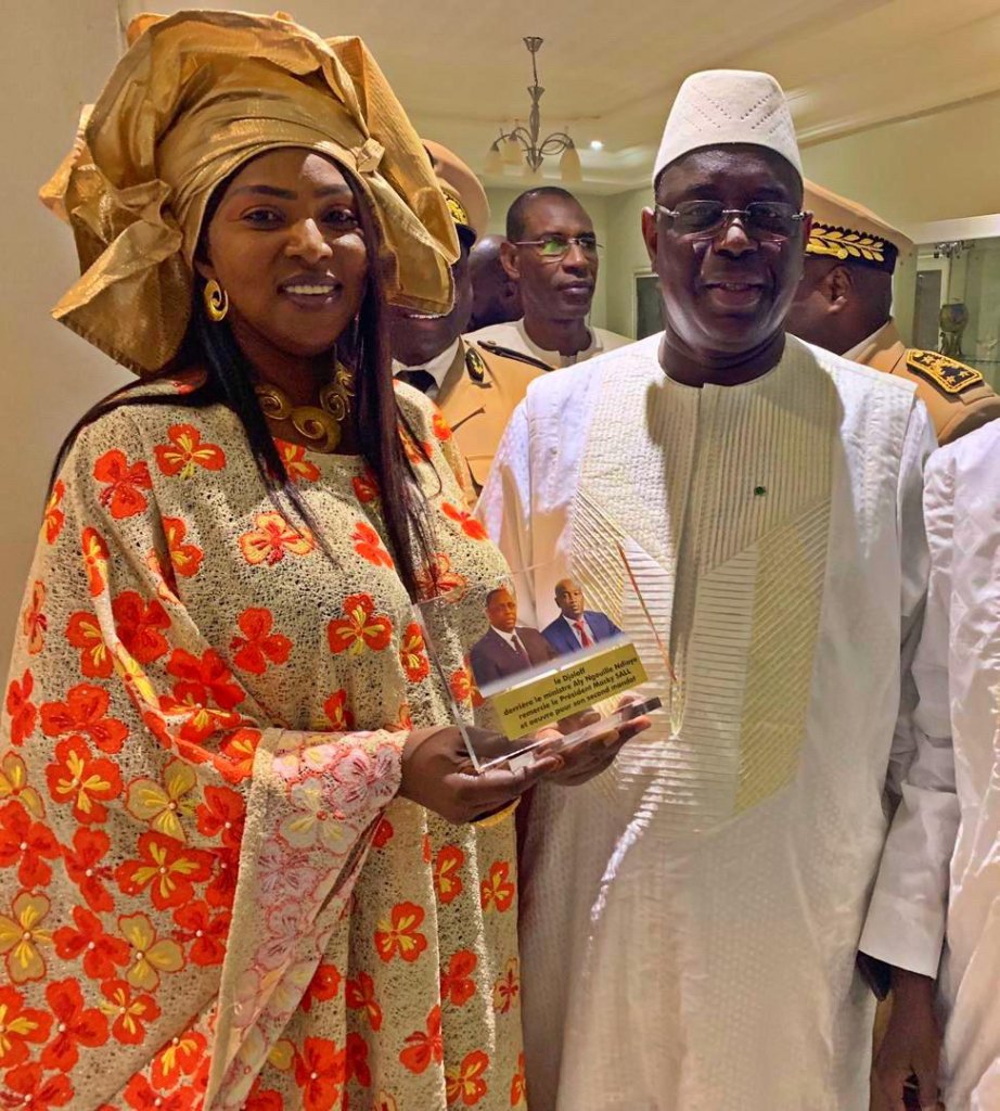 Photos : L'épouse d'Aly Ngouille Ndiaye resplendissante de beauté aux côtés de Macky Sall