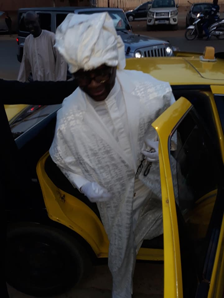 Photos : Cheikh Ahmadou Kara aperçu à bord d'un taxi à Thiès