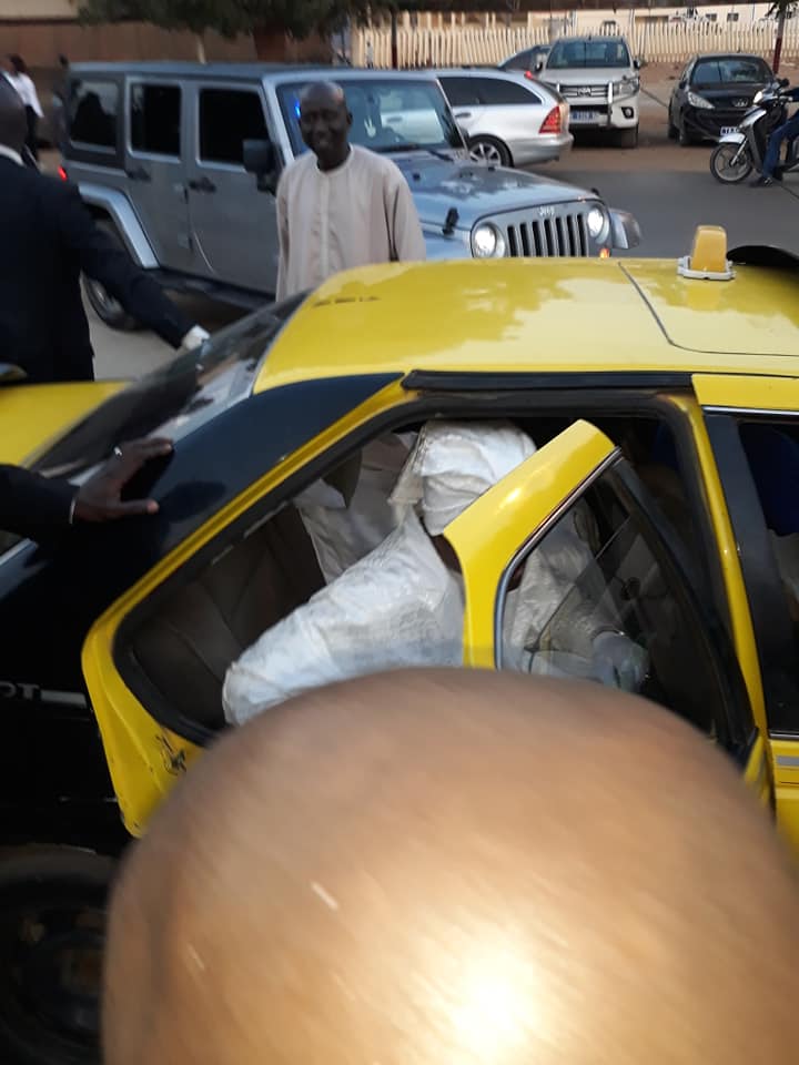 Photos : Cheikh Ahmadou Kara aperçu à bord d'un taxi à Thiès