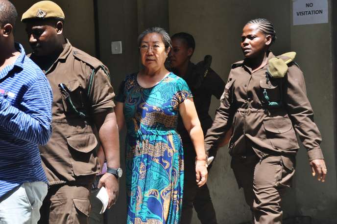 La Chinoise Yang Fenlan (au centre), lors de son procès pour son rôle d’intermédiaire entre un réseau de braconnage local et des acheteurs internationaux dans le trafic d’ivoire, à Dar es-Salaam, en Tanzanie, le 19 février 2019. AFP