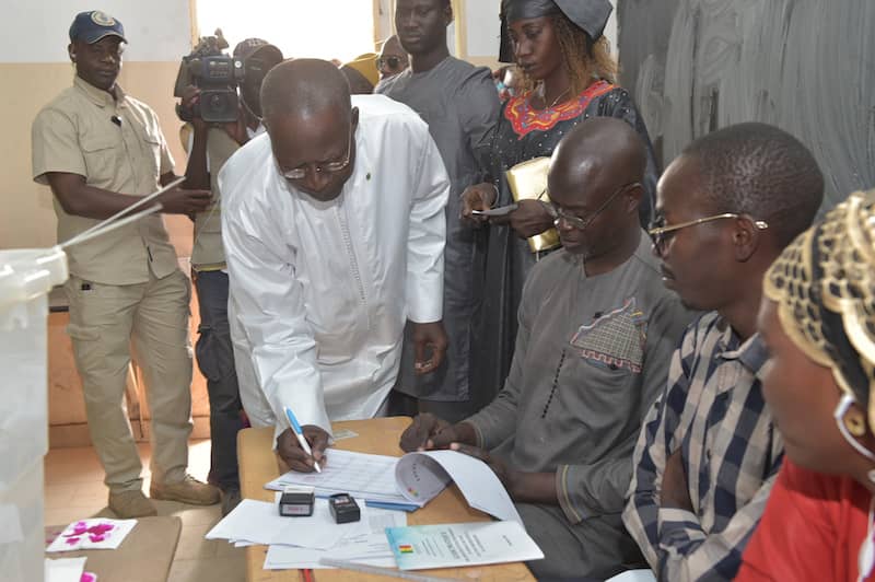 Quand le Pm Mahammed Boun Abdallah Dionne accomplit son devoir civique à l'école Samba Yomb Guillé de Gossas