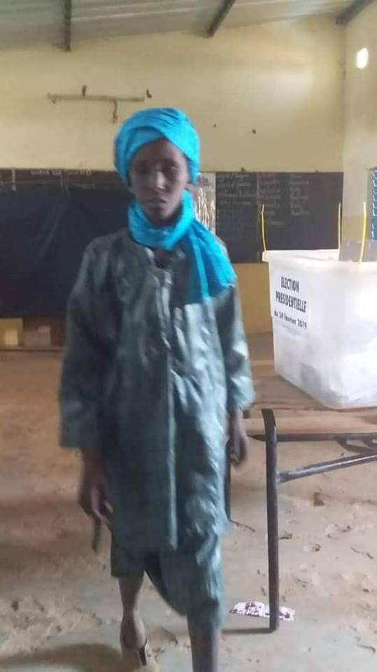 Arrêt sur images - Des enfants votent dans un bureau de vote