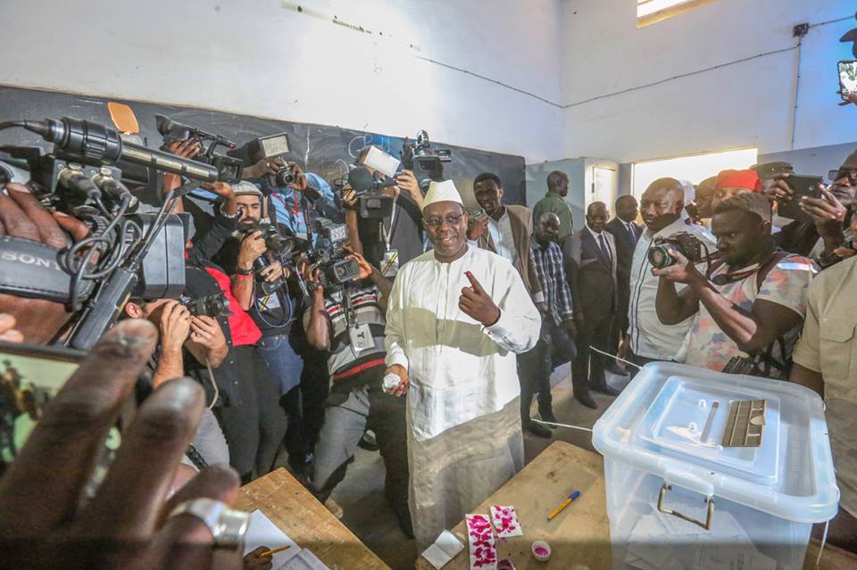 Macky Sall largement en tête dans plusieurs bureaux de vote au Gabon