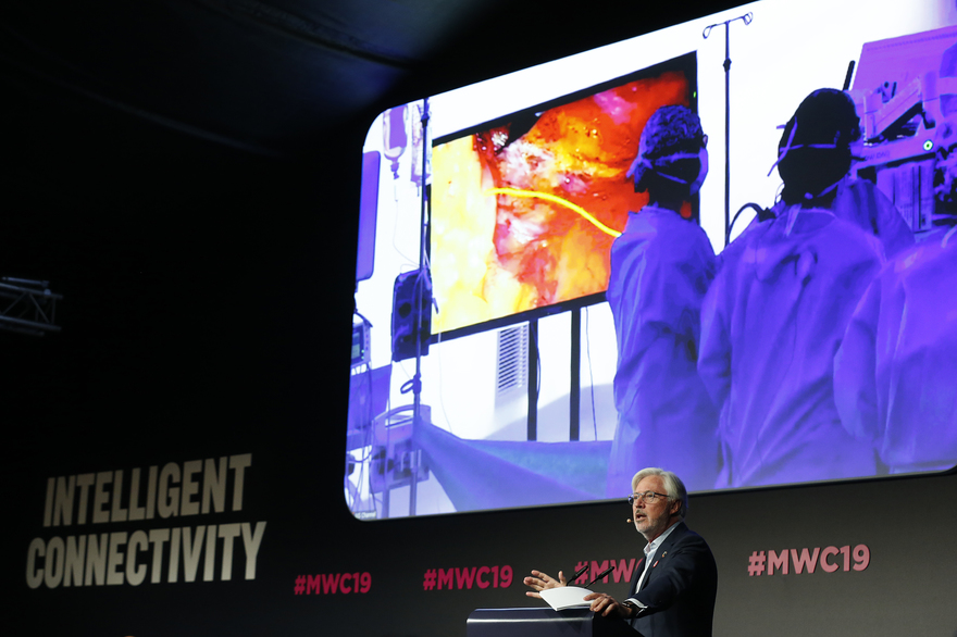 Le docteur Antonio de Lacy au Mwc qui réalise la première chirurgie « télémonitorée » grâce à la 5g