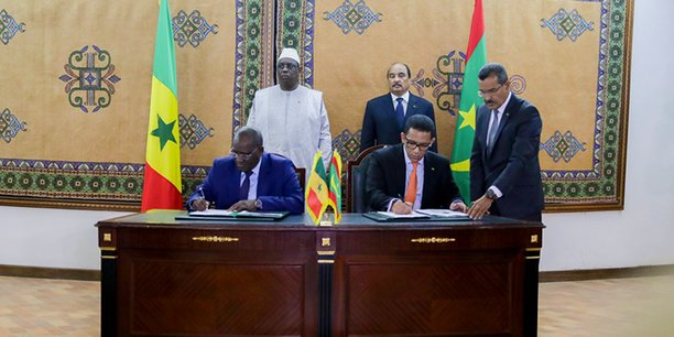 Au mois de février 2018, le Président Macky Sall et le Président Mohamed Ould Abdel Aziz se sont rencontrés à Nouakchott. Sous leur haut patronage les deux ministres du Pétrole ont signé l'accord de convention qui donne le feu vert à l'opérateur pour lancer les études. (Crédits : Reuters)