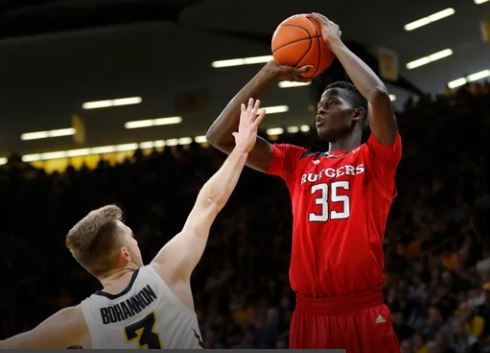 Gifles sur une femme et menaces avec un couteau : Le basketteur Issa Thiam risque l’expulsion des Etats Unis