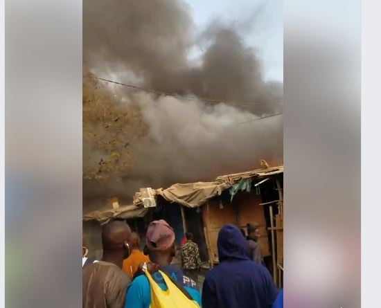 VIDEO-Un incendie d’une grande ampleur en cours au marché Petersen de Dakar