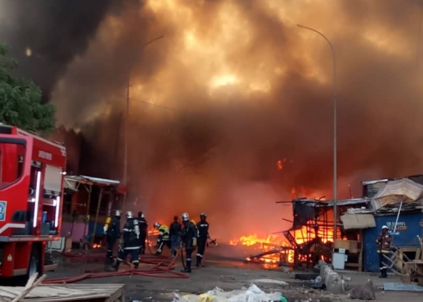Images insoutenables de l’incendie qui a ravagé le marché Petersen