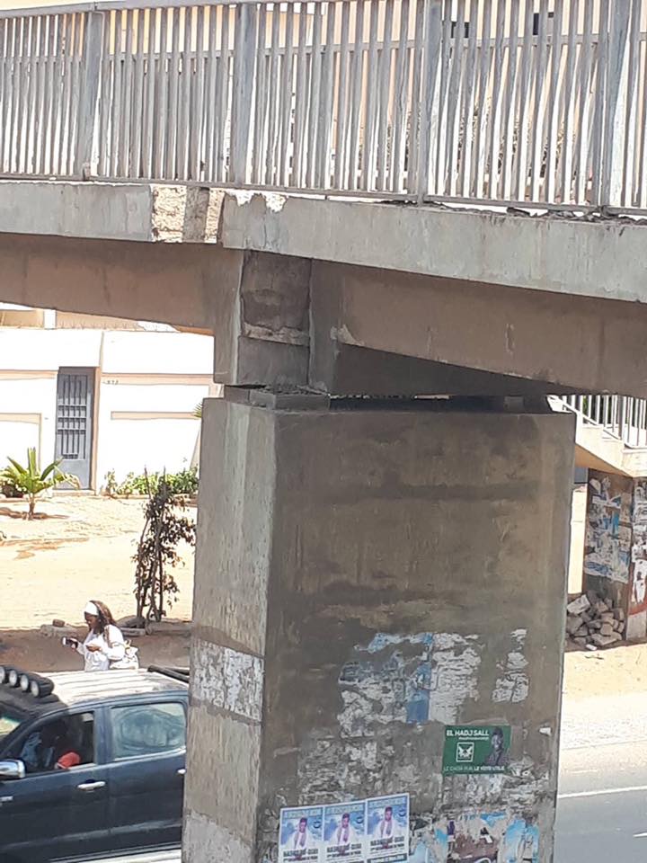 ATTENTION DANGER : Un pont à Yoff sur le point de s'affaisser, ALERTE (Photos) ATTENTION DANGER : Un pont à Yoff sur le point de s'affaisser, ALERTE (Photos)