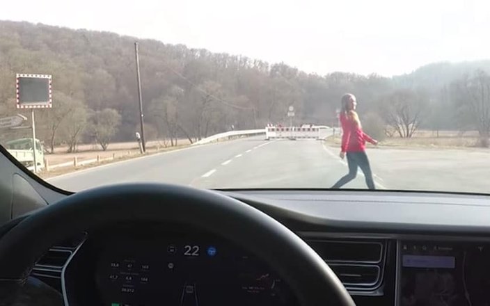 Ce YouTuber fou teste l’Autopilot de Tesla en essayant de rouler sur sa femme !