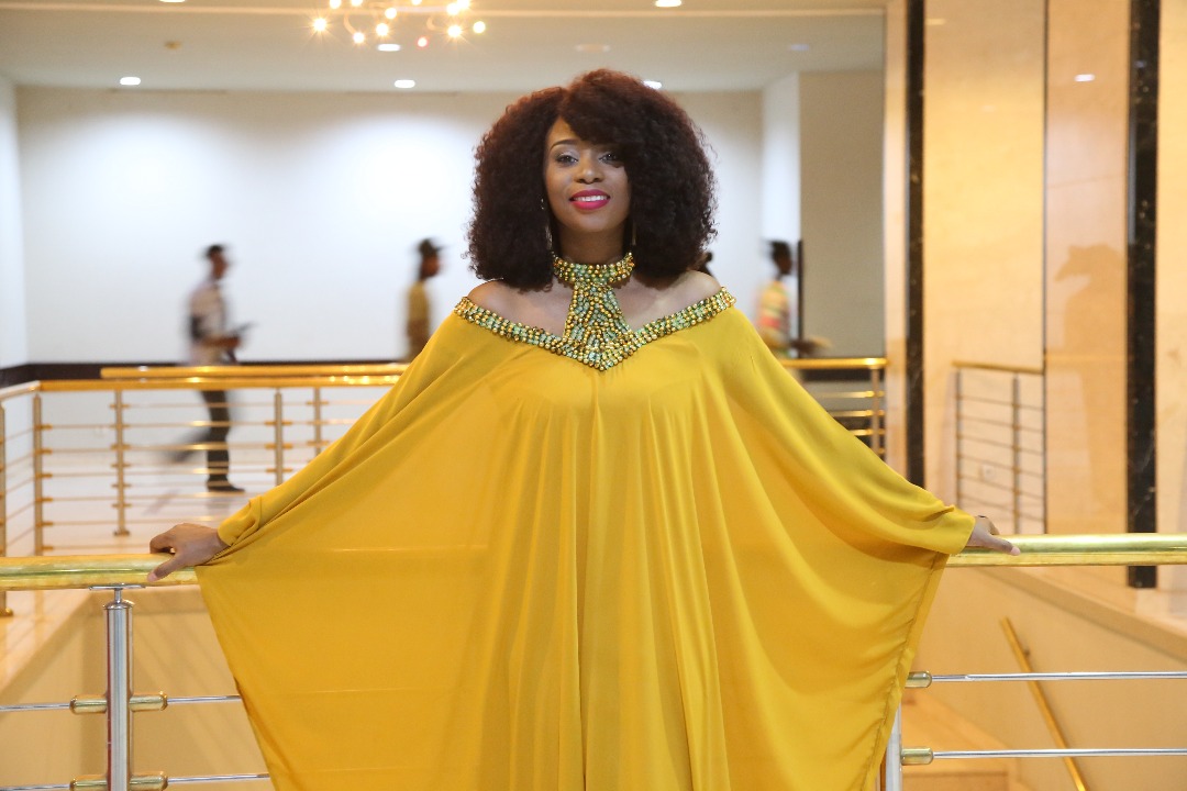 Photos : Adiouza, version tass sa cheveux, regardez Photos : Adiouza, version tass sa cheveux, regardez