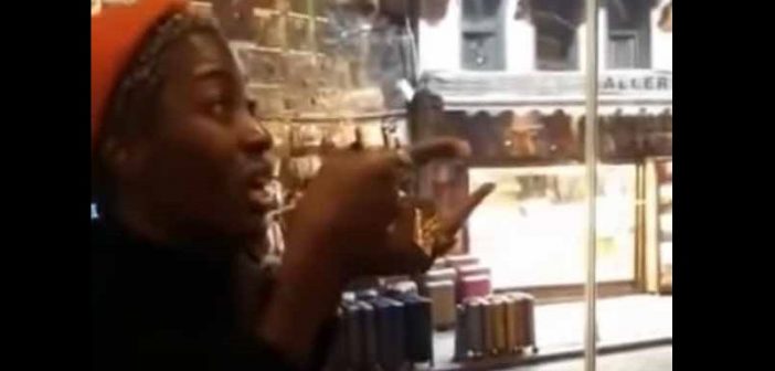 Turquie : Une Noire expulsée d’un restaurant à cause de son odeur (vidéo)