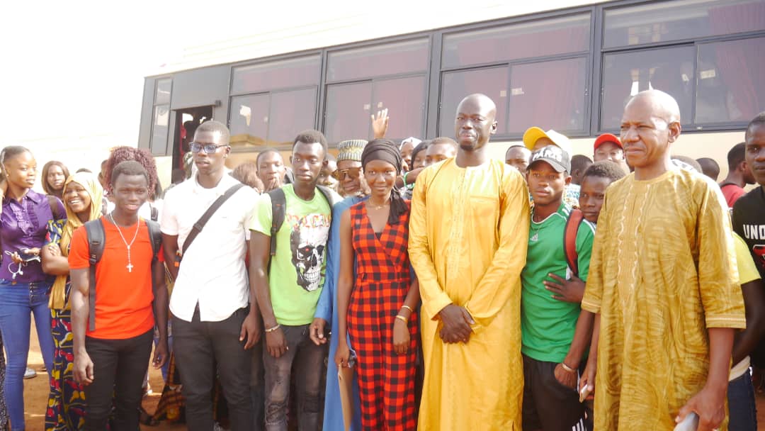 Photos : Bus aux élèves de Kédougou, Macky Sall tient sa promesse Photos : Bus aux élèves de Kédougou, Macky Sall tient sa promesse