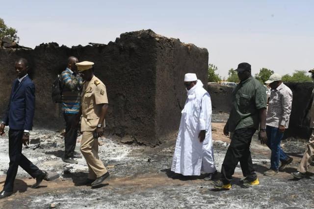 Mali: visite du président IBK dans le village dévasté d’Ogossagou