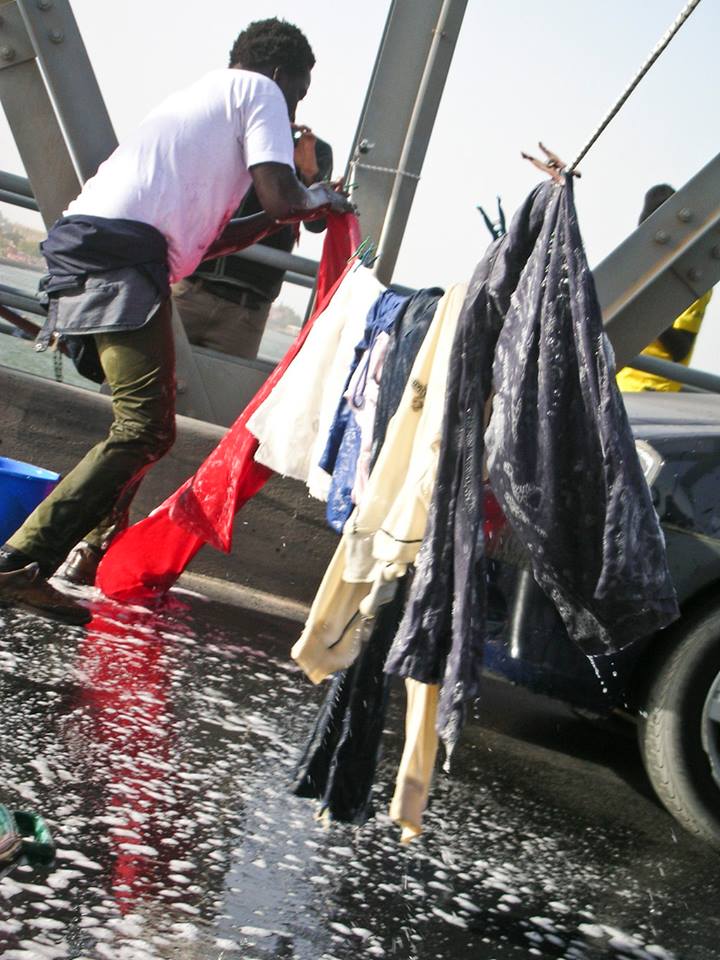 VIDEO-Découvrez pourquoi cet homme lavait son linge sale sur le Pont Faidherbe